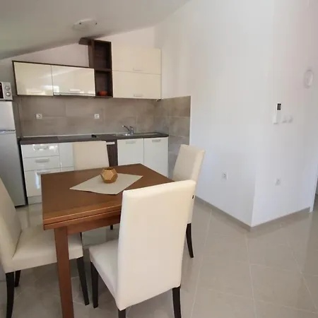 Modern Eingerichtete Fuer 2 Personen In Einem Haus Mit Mehrere Und Mit Pool *