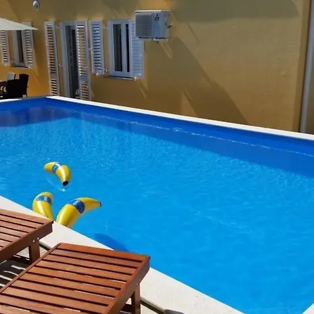 Modern Eingerichtete Fuer 2 Personen In Einem Haus Mit Mehrere Und Mit Pool Apartman *