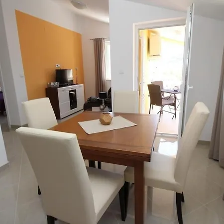 Modern Eingerichtete Fuer 2 Personen In Einem Haus Mit Mehrere Und Mit Pool Apartman