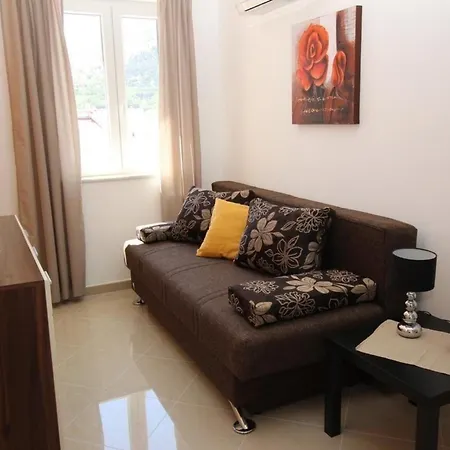 Modern Eingerichtete Fuer 2 Personen In Einem Haus Mit Mehrere Und Mit Pool * Baška