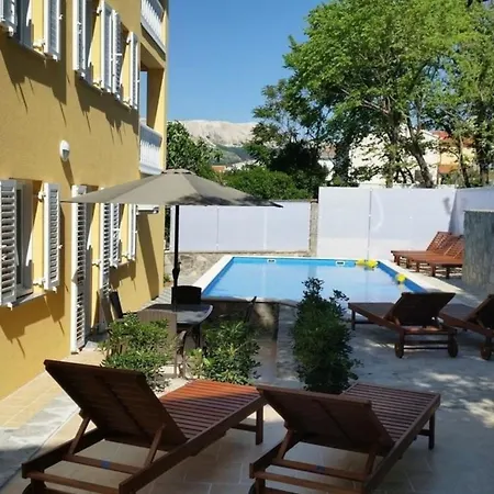 Modern Eingerichtete Fuer 2 Personen In Einem Haus Mit Mehrere Und Mit Pool Apartman *