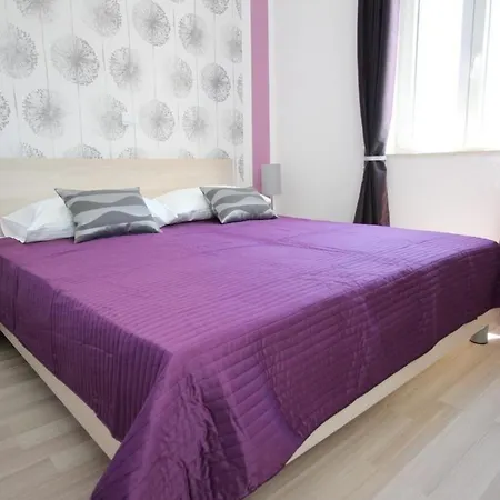 Apartman Modern Eingerichtete Fuer 2 Personen In Einem Haus Mit Mehrere Und Mit Pool