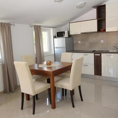 Modern Eingerichtete Fuer 2 Personen In Einem Haus Mit Mehrere Und Mit Pool