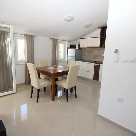 Modern Eingerichtete Fuer 2 Personen In Einem Haus Mit Mehrere Und Mit Pool * Baska (Krk)